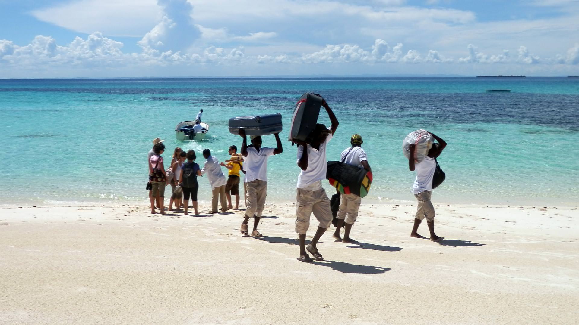 Fanjove Private Island - guests arriving by boat